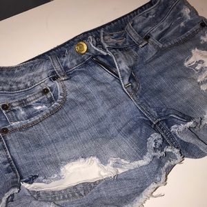 Low rise distress denim shorts!
